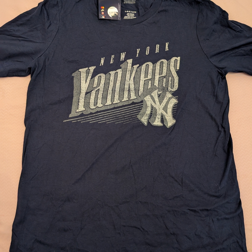 32# Genuine Merchandise Blue Yankees Short Sleeve Tee